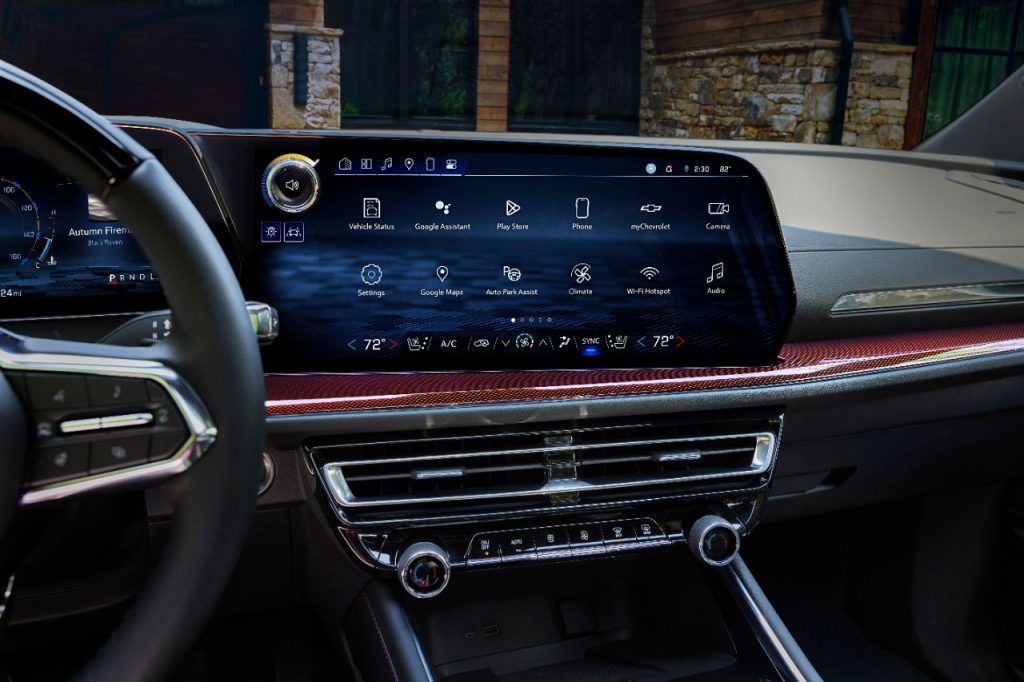 View of best-in-class standard 17.7-inch-diagonal infotainment screen in 2024 Chevrolet Traverse RS. 