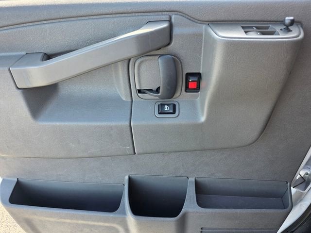 2024 Chevrolet Express Passenger 3500 1LT