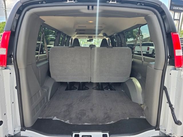2024 Chevrolet Express Passenger 3500 1LT