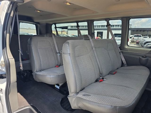 2024 Chevrolet Express Passenger 3500 1LT
